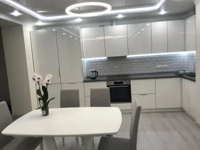 Mẫu tủ bếp nhựa cao cấp cánh phủ acrylic đẹp long lanh