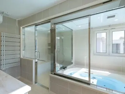Mẫu vách tắm kính đẹp tinh tế khiến phòng tắm lên đời